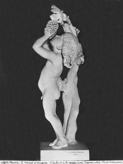 Kind mit Trauben, 1845 (Marmor) von Pierre Jean David d